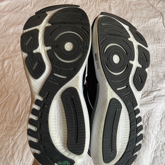 Brooks Men Black and White Athletic Running Shoes, size 12 - Picture 7 of 9